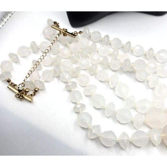 Stunning Vintage Lucite Faceted Graduated Triple Strand Necklace in shiny White - Picture 5 of 5
